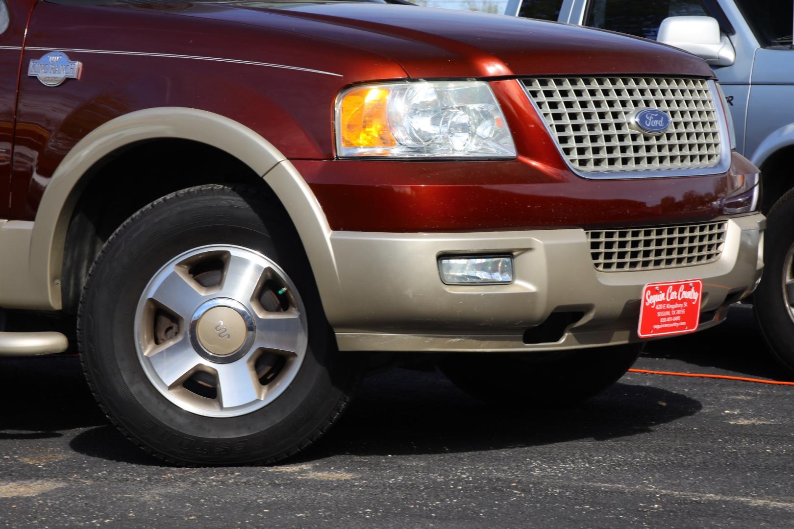 2006 RED FORD EXPEDITION Eddie Bauer 2WD (1FMFU17526L) with an 5.4L V8 SOHC 16V engine, 4-SPEED AUTOMATIC transmission, located at 420 E. Kingsbury St., Seguin, TX, 78155, (830) 401-0495, 29.581060, -97.961647 - Photo#2